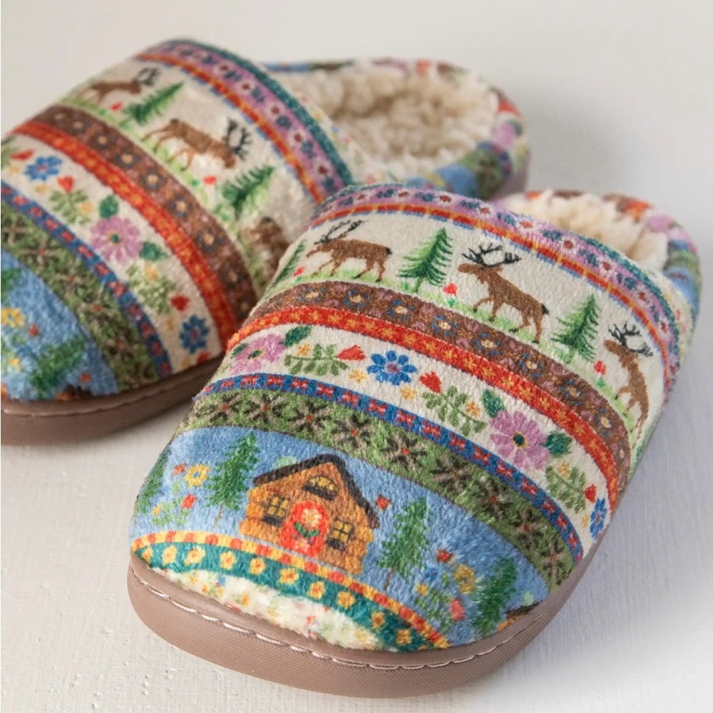 NATURAL LIFE Cozy Sherpa Slippers Moose Cabin Borders 🫎 - Picture 2 of 4